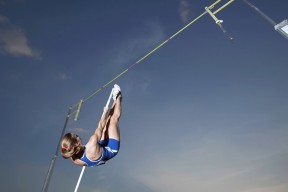 恩多耶-布鲁阿尔男子200米仰泳决赛表现亮眼，男子200米仰泳全国纪录