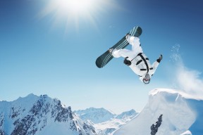 一夜2签1裁达成！詹姆斯伤情更新，湖人遭遇黑哨，勇士小麻烦，詹姆斯受伤后的湖人