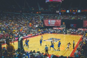 俱乐部在球员发展路径上制订长期计划并公布，俱乐部未来发展规划与预期收益分配该如何协调