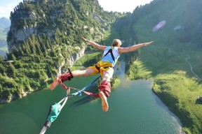 罗马尼亚男篮在欧洲预赛中奋勇拼搏，追逐奥运梦想，罗马尼亚篮球明星