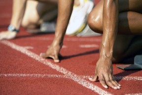 中国足球裁判误判对赛事结果影响与纠正方式，足球裁判误判会有处罚吗