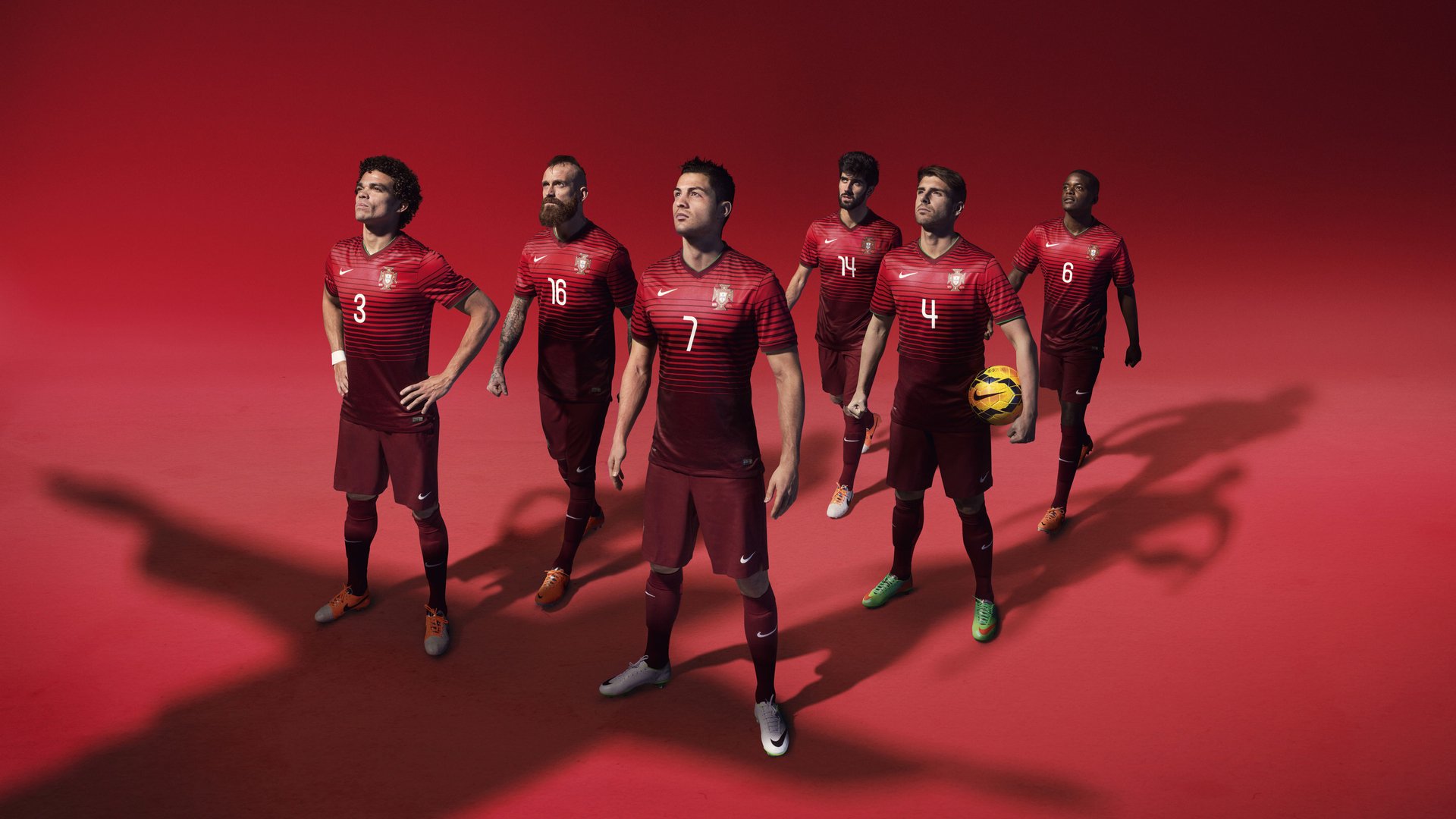 校园足球实验班开展技战术小组研究提升实战能力，足球战术培训